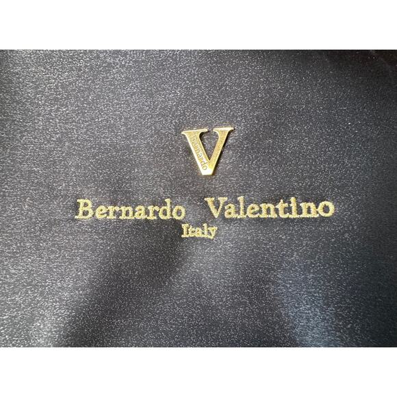 Bernardo Valentino Black Shoulder Bag with Kisslock Coin Purse - Picture 14 of 16